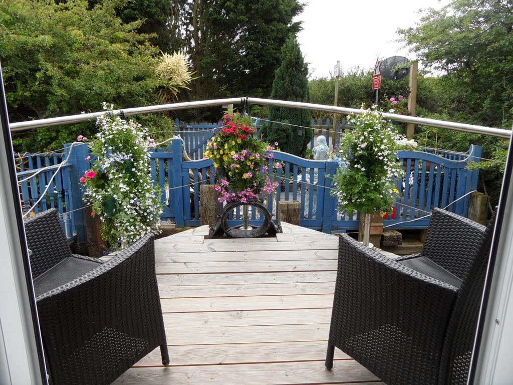 Houseboat Harbourside View Bed and Breakfast Newport  Eksteriør billede