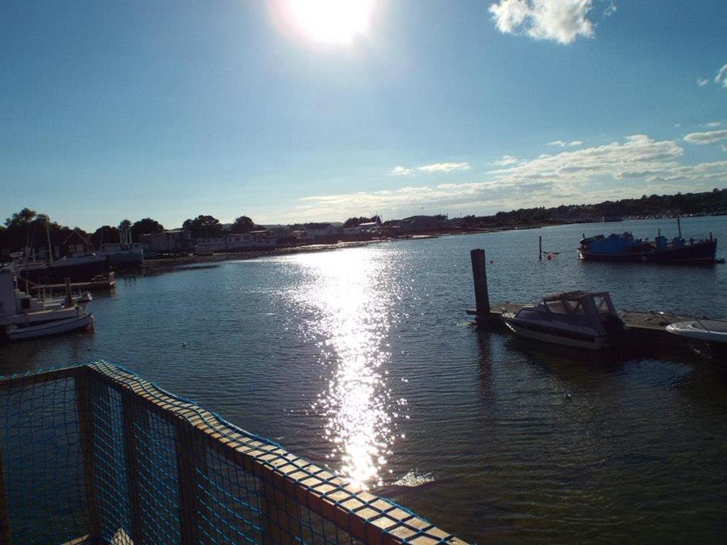 Houseboat Harbourside View Bed and Breakfast Newport  Eksteriør billede